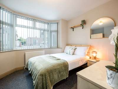 OX Living is proud to present this high-quality 7-bedroom co-living property, perfect for working professionals looking for stylish, stress-free living. image