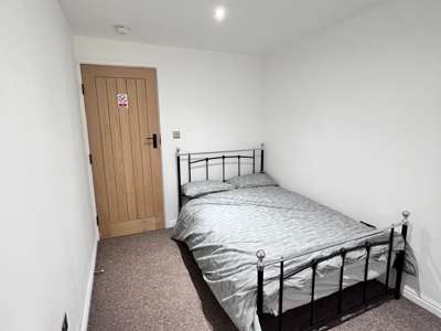 A quiet shared house with modern rooms image