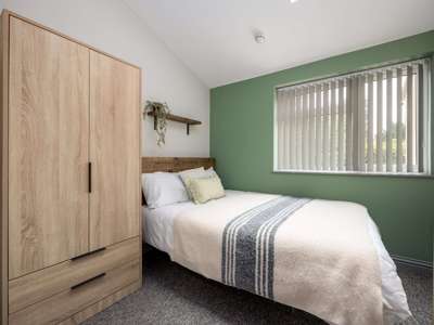 OX Living is proud to present this high-quality 8-bedroom co-living property, perfect for working professionals looking for stylish, stress-free living. image