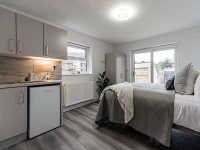 ✨ Brand New Ensuite+Kitchenette | 10min to Mcr 🚆 image