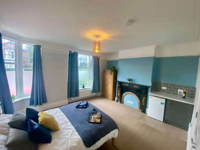 LOW DEPOSIT, LN5 AREA, MODERN HOUSESHARE image
