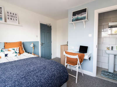 Amazing house share in Frimley for working professionals! image