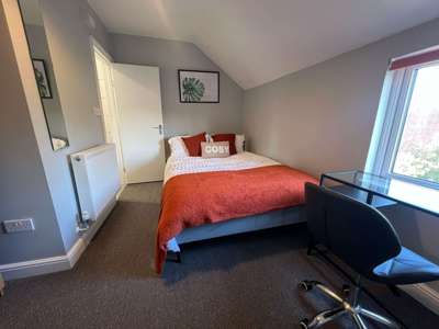 OX Living is proud to present this high-quality 6-bedroom co-living property, perfect for working professionals looking for stylish, stress-free living. image