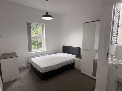🚋 12mins to City Centre | Parking | Ensuite image