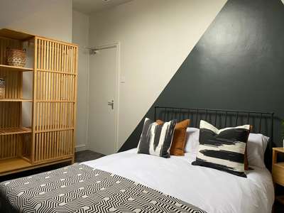 Designer Room | 5 Mins to MediaCity 💚 image