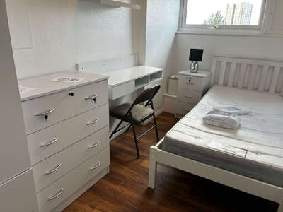 Single room, All Bills included image