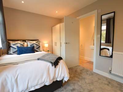 🌟En-Suite Room in Calm, Well-Managed Home🌟 image