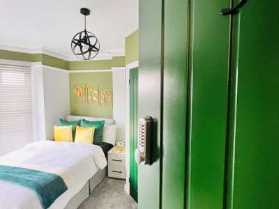 Stunning rooms in centrally located property close to hospital image