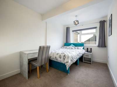 OX Living is proud to present this high-quality 6-bedroom co-living property, perfect for working professionals looking for stylish, stress-free living. image