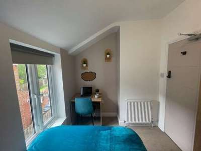 Vibrant House share! - Ruskin Road image
