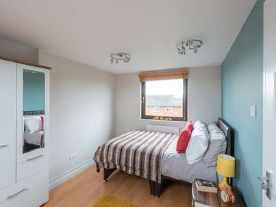 A fully refurbished and fully equiped house close to GCHQ.  image