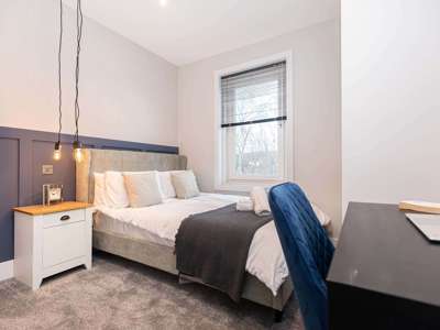 Stylish Living in a Luxury All En-Suite House Share image