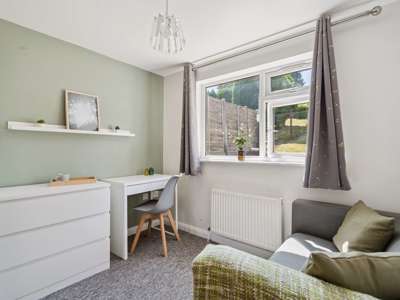 ⚜️This Clean And Well Presented Property Has A Beautiful Streamlined Modern Kitchen And Living Area. It Also Benefits From A Large Garden And Ample Parking. Being Situated A Stones Throw From The M40 Transport Connections.⚜️ image