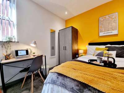EN-SUITE LIVING CLOSE TO WIGAN TOWN CENTRE | A WISE OWL HOME 🦉 image