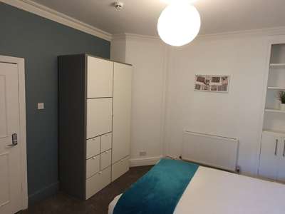  💷 No Deposit Option • ⭐ 4.8★ Google Reviews • 💡 Bills Included 🏡 Quiet Professional House Share • image