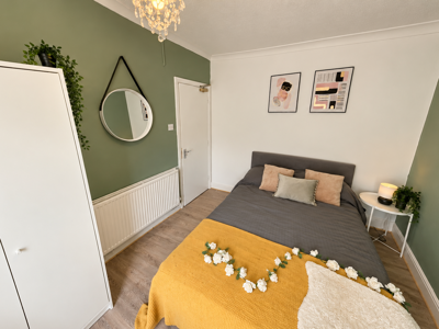 😎 Town Center - Short walk to Watford Junction 🏡 image