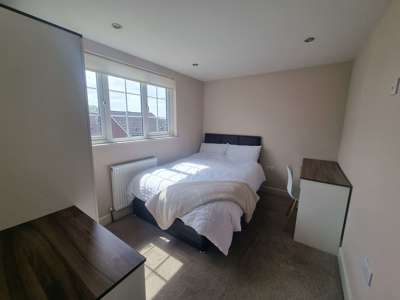OX Living is proud to present this high-quality 7-bedroom co-living property, perfect for working professionals looking for stylish, stress-free living. image