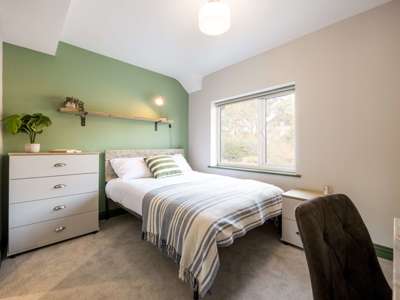 OX Living is proud to present this high-quality 8-bedroom co-living property, perfect for working professionals looking for stylish, stress-free living. image