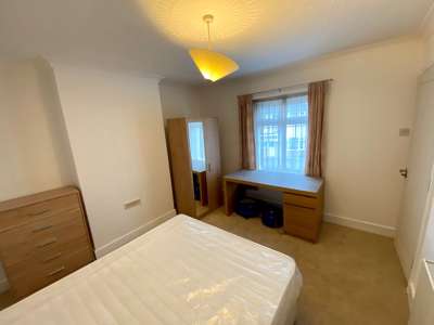 5 Bed House share in Winton image