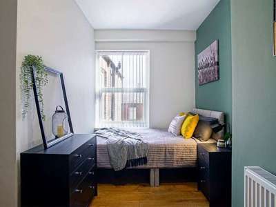 Spacious Bolton Ensuite | Parking 🚗 image