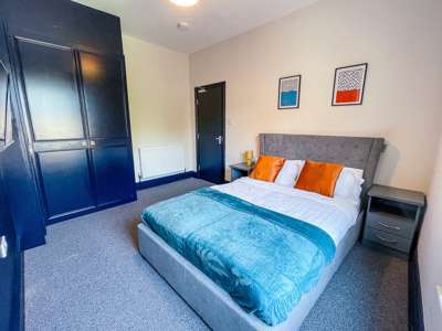🌟 Ideal Location on Chantry Lane, Grimsby 🌟 image