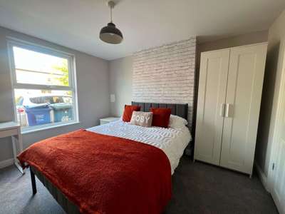 OX Living is proud to present this high-quality 6-bedroom co-living property, perfect for working professionals looking for stylish, stress-free living. image