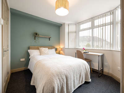 OX Living is proud to present this high-quality 7-bedroom co-living property, perfect for working professionals looking for stylish, stress-free living. image