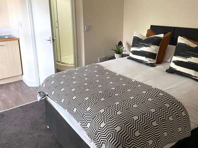 👉 10 Min Walk to MRI 🏥 Ensuite + Parking image