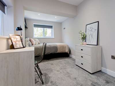 Stunning En-Suite Double Rooms – Newly Converted Flat – All Bills Included image