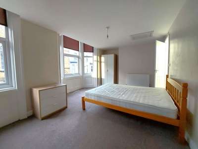 Large en-suite room in friendly, central house share image