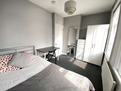 Lovely 6-Bedroom Student House Near Laine Theatre Arts & UCA, Epsom image